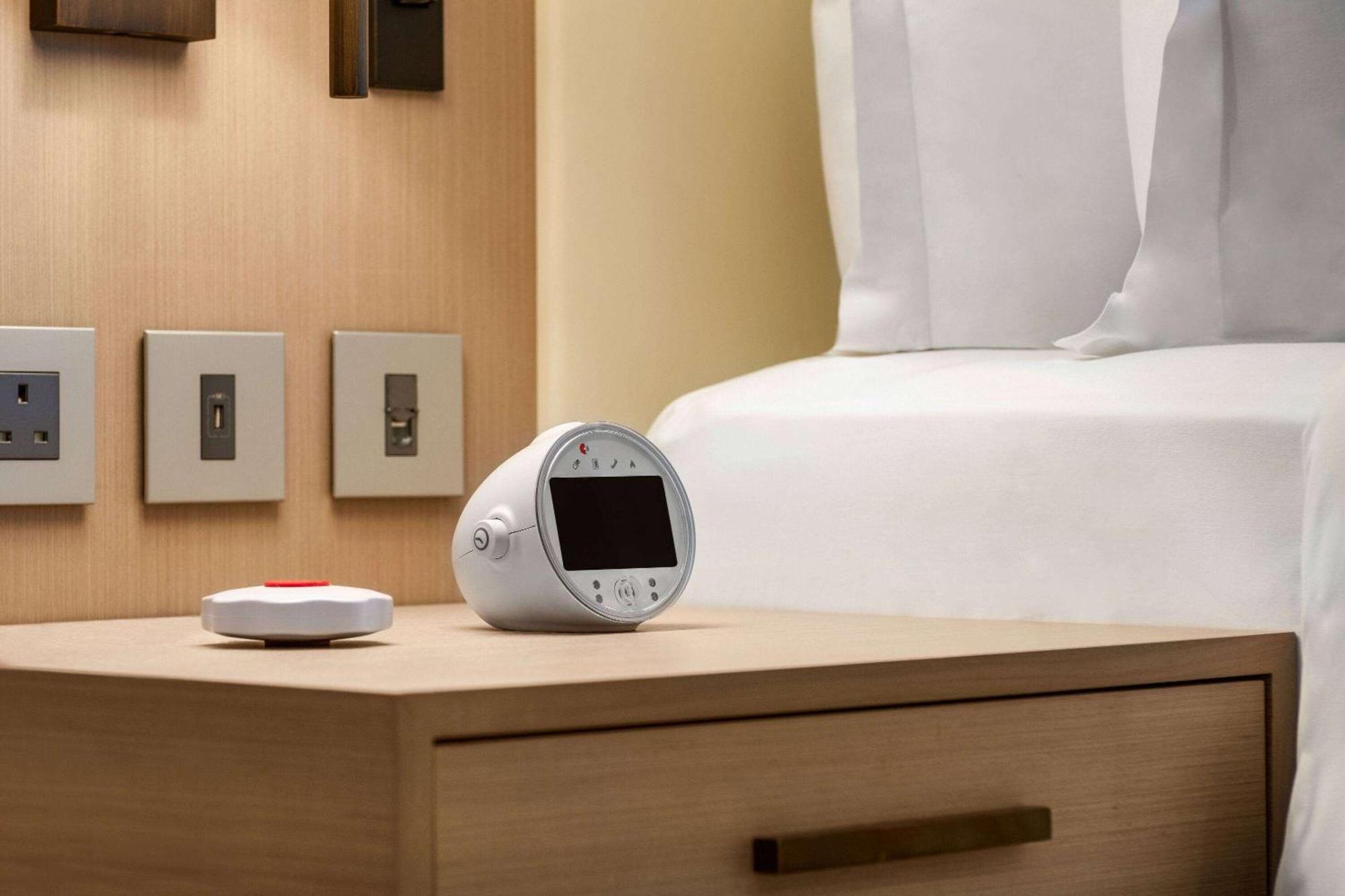 Ramada By Wyndham Riyadh King Fahd Road Exteriör bild A bedside alarm
