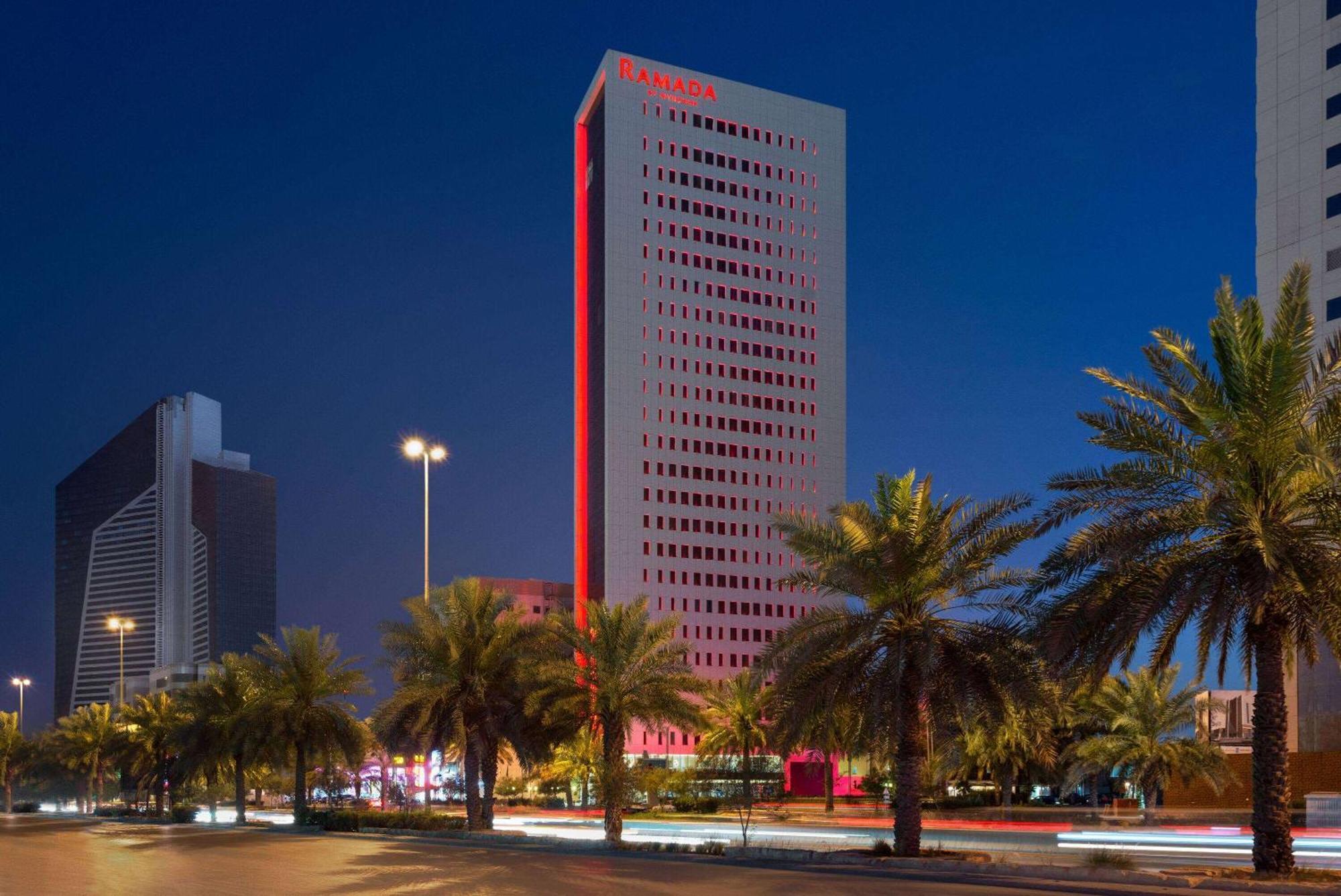 Ramada By Wyndham Riyadh King Fahd Road Exteriör bild The hotel at night