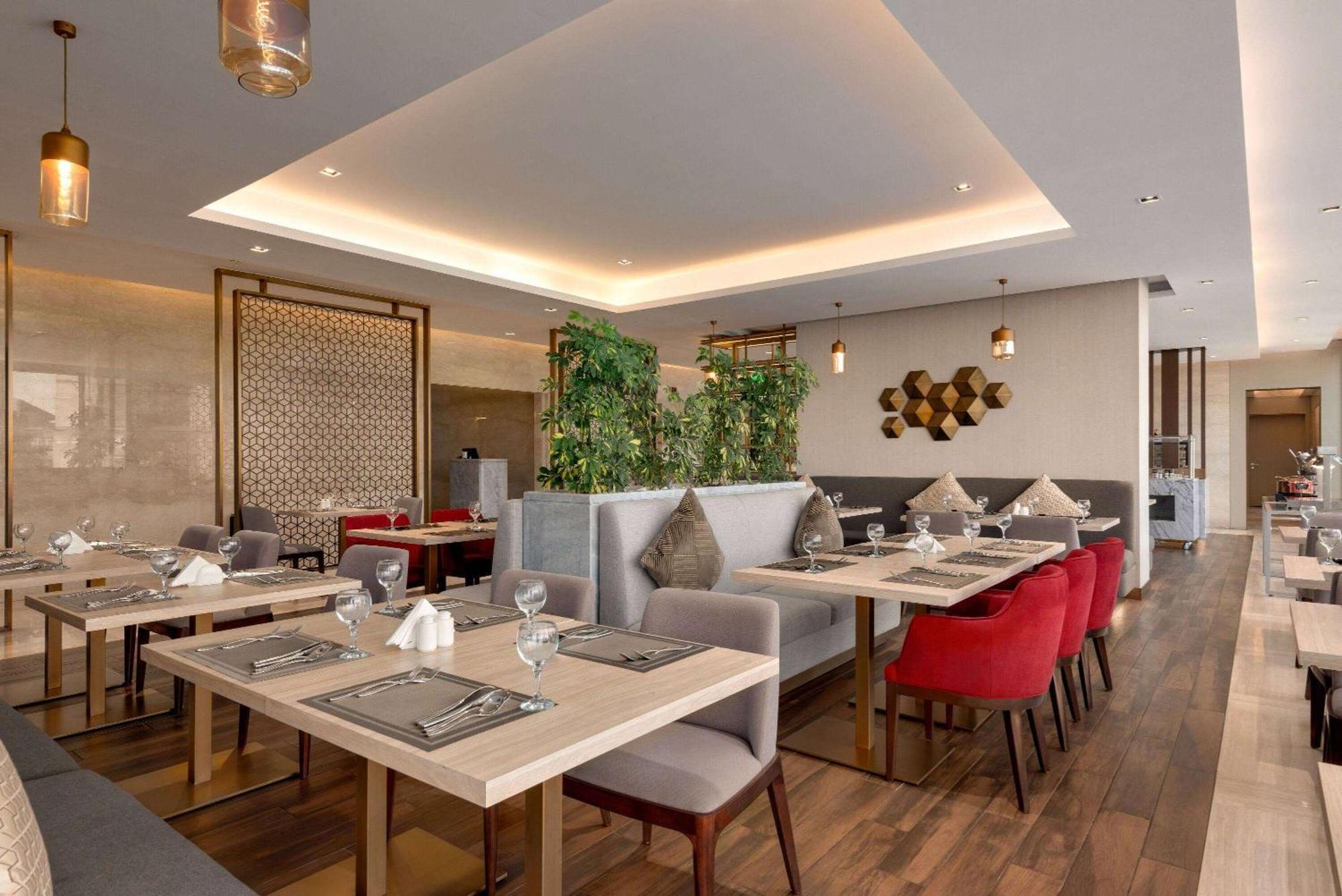 Ramada By Wyndham Riyadh King Fahd Road Exteriör bild The restaurant