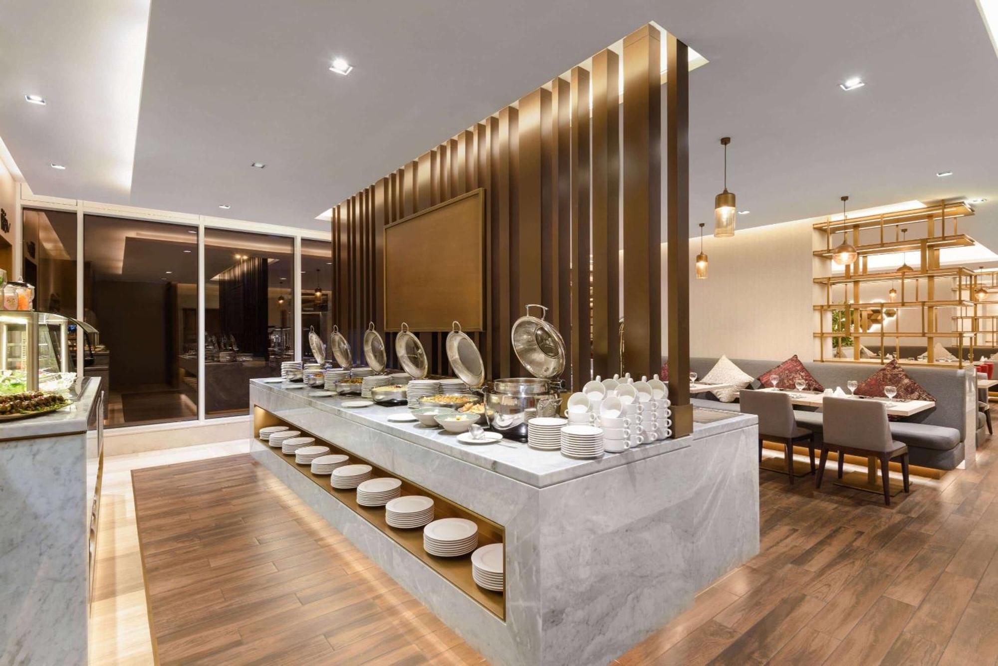 Ramada By Wyndham Riyadh King Fahd Road Exteriör bild The restaurant