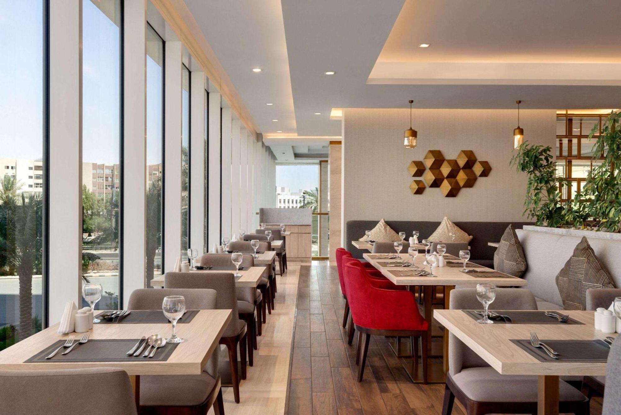 Ramada By Wyndham Riyadh King Fahd Road Exteriör bild The restaurant
