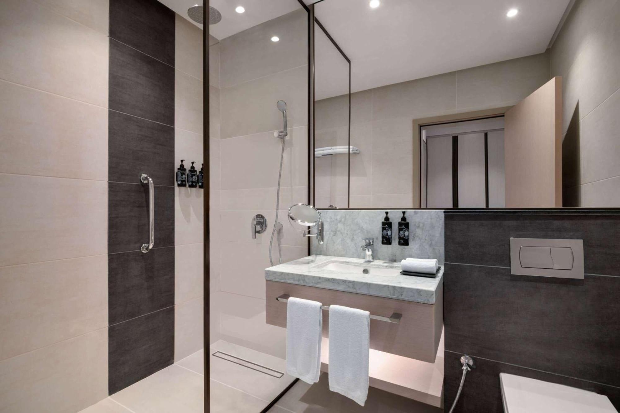 Ramada By Wyndham Riyadh King Fahd Road Exteriör bild Bathroom