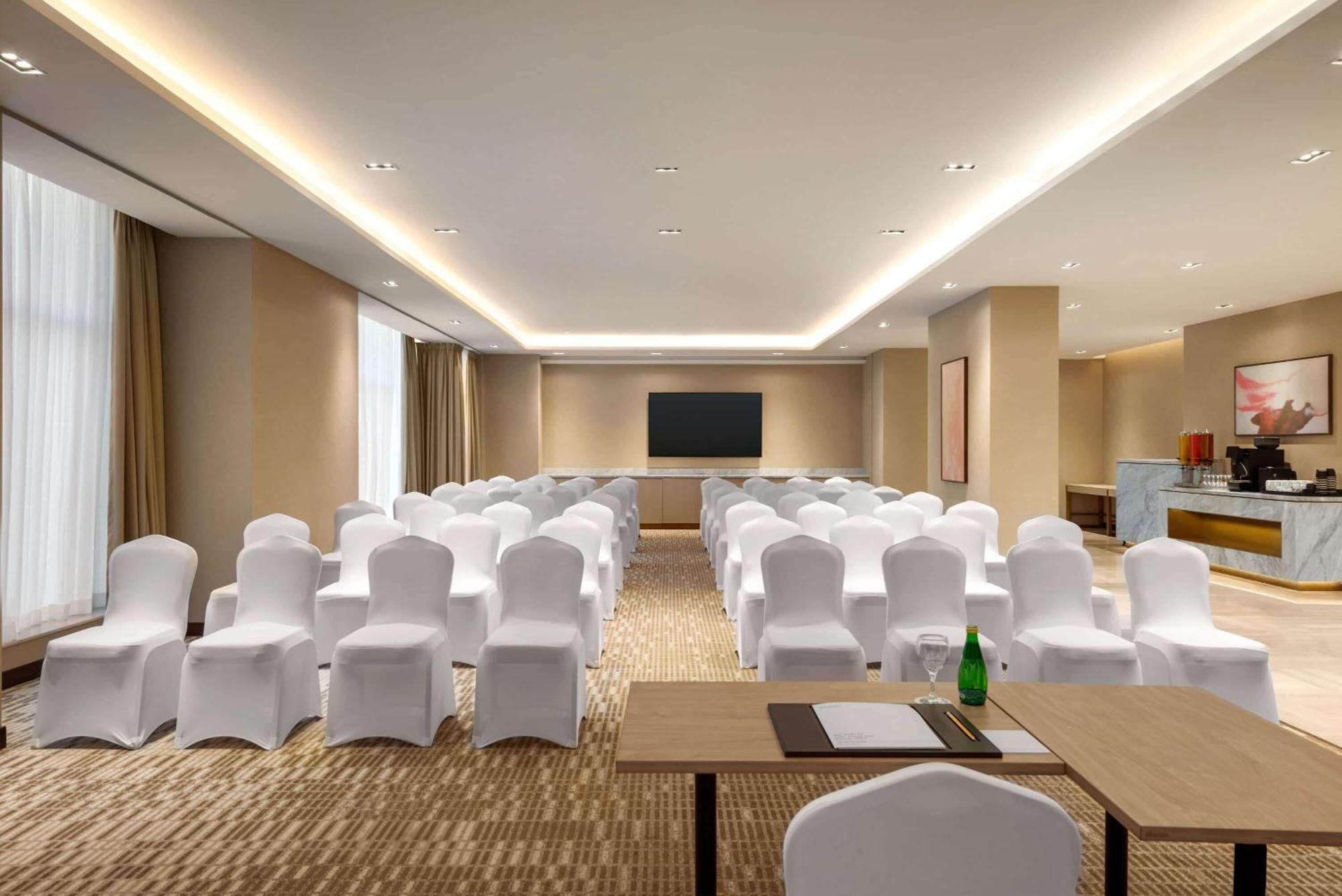 Ramada By Wyndham Riyadh King Fahd Road Exteriör bild Meeting room