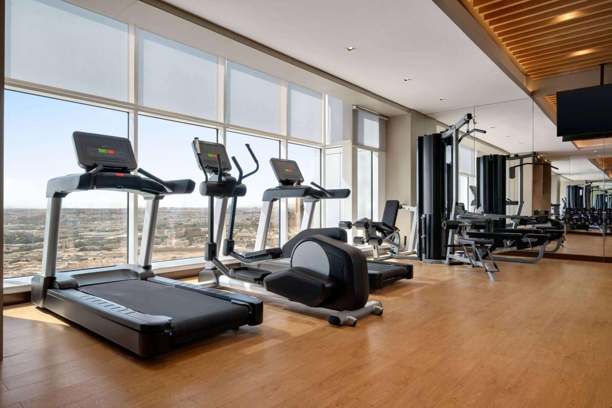 Ramada By Wyndham Riyadh King Fahd Road Exteriör bild A gym at a hotel